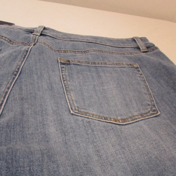 Talbots Flawless Faded Blue Denim 7.5" Girlfriend Short  - Petite - Picture 7 of 9